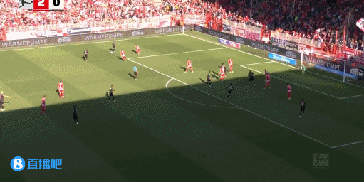 神来之笔斯图加特前锋蝎子摆尾破门，皮球击中远端立柱入网
