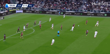 拉亞手拋球直接扔過中圈險造單刀，小蜜蜂門將出擊救險