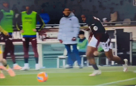 疼！萨勒马科尔斯遭对手踩中脚踝内侧，倒地后夸张“鬼畜”翻腾