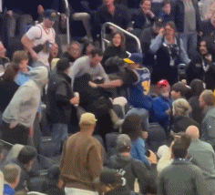 不跟你多BB！勇士主場爆發(fā)斗毆！30號球迷拳王附體如入無人之境！