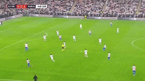 點贊！呂迪格解圍傳中后撞向門柱，搶點的阿爾瓦雷斯主動伸手保護