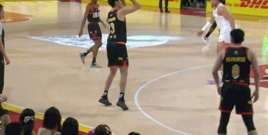 本土之光！王浩然開場連投帶扣內(nèi)外開花 半節(jié)6中6砍13分戰(zhàn)平上海