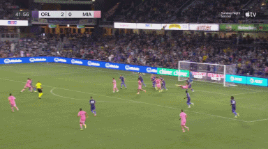  迈阿密进攻被吹犯规，梅西与主裁判长时间交流沟通，表达不满