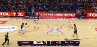 热血！廖三宁+赵睿合力防守拿到球权 后者上篮成功造犯规