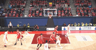 这球给胡金秋进攻犯规也是疑问哨