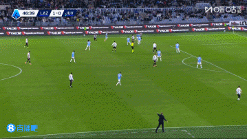 这没踢进？弗拉霍维奇半空门机会中框，但也越位在先