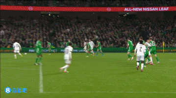 C罗犯规后比哭泣手势，被直红罚下后爱尔兰球迷集体做该手势回击