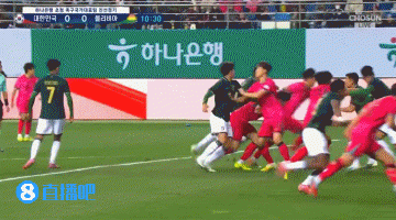 险些破门！韩国队角球攻势，头球冲顶被玻利维亚门将扑出