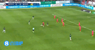 凶狠铲抢！玻利维亚球员铲倒李刚仁，马宁及时赶到化解冲突