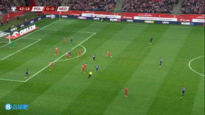荷兰先丢球！莱万做球助攻，卡明斯基低射穿裆得手