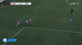 温哥华白浪球员禁区内倒地，裁判示意没有点球