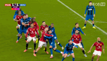  还好角球进了！曼联进球前，伯恩茅斯后卫在禁区内有一次明显手球