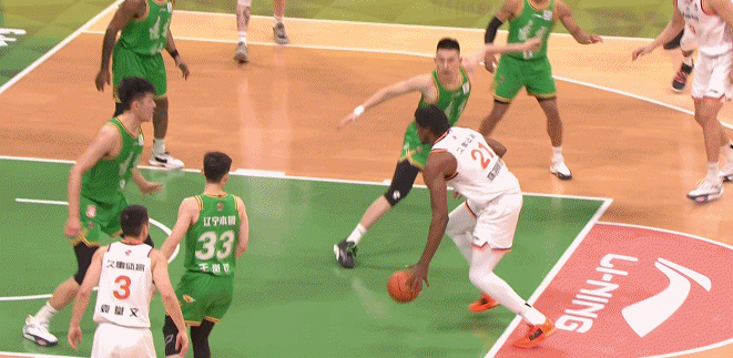 虧大了！懷特塞德單臂暴扣被張陳治鋒掃到臉部 罰球兩罰全丟