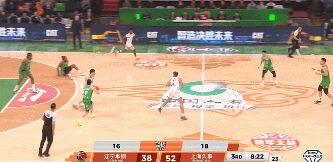 穿透防線！洛夫頓弧頂炮彈直傳助攻王哲林扣籃得分