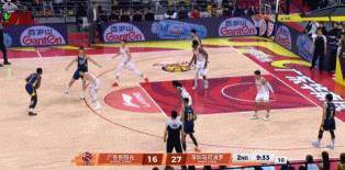 平地起驚雷！焦泊喬籃下接薩姆納助攻 起飛雙手隔扣卡巴