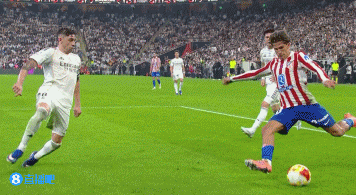 給老爸氣壞了！朱利亞諾傳中被庫(kù)爾圖瓦沒收，場(chǎng)邊西蒙尼很不滿