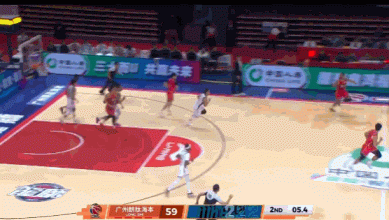 時(shí)間剛剛好！托馬斯接球到前場(chǎng)穩(wěn)穩(wěn)命中壓哨三分球