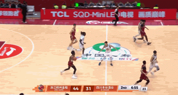 扣爽了！瓊斯接蘭道夫擊地漂傳劈扣&跟進(jìn)補(bǔ)扣打停四川