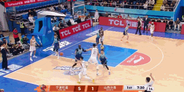 吹了普通犯規(guī)！法爾大帽劉傳興 辛普森快下被奈特直接撞飛幾米遠(yuǎn)