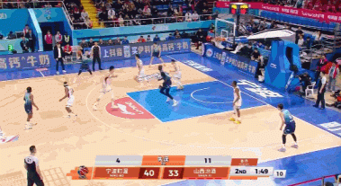 搞笑來(lái)了？寧鴻宇接球啟動(dòng)自己拌蒜走步違例