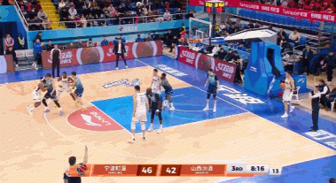 玩脫了！焦海龍底線球砸對(duì)手后背接球但人在界外失誤