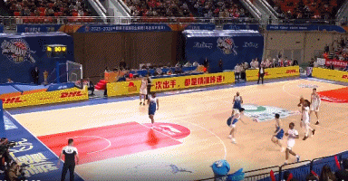  不难的不进！深圳外援史密斯高难度半场三分压哨命中 此前仅7中1