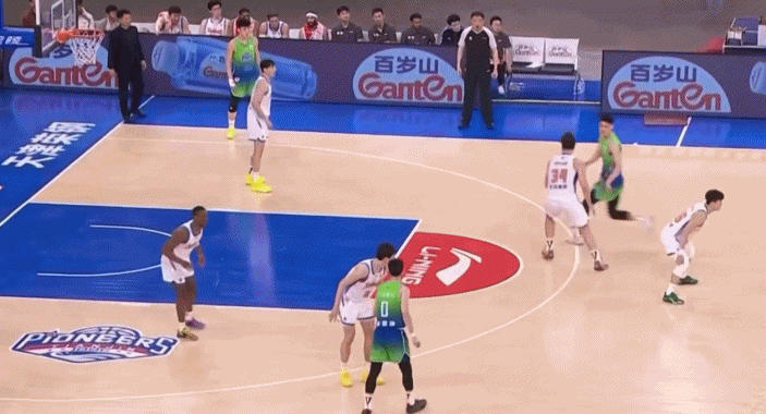  啥情况？新疆打平最后一防送无脑罚球 齐麟疑似喊队友主动犯规