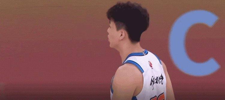 葛浩然犯规后一脸疑惑 疑似指了指齐麟苦笑