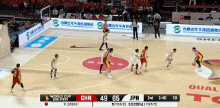 太艰难了！李弘权三分不中 廖三宁抢到进攻篮板补篮命中