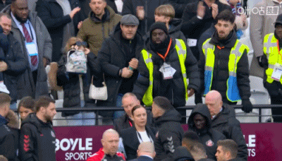 太阳报：扎卡在西汉姆联3-1桑德兰尾声与球迷冲突，比赛一度暂停