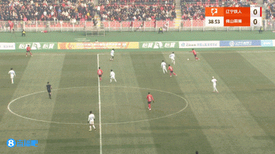 超巨失误！佛山南狮门将出击摘球脱手，辽宁铁人前锋笑纳空门大礼