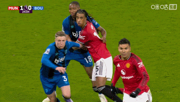  曼联角球机会斯科特与卡塞米罗争顶疑似手球，裁判没有判罚