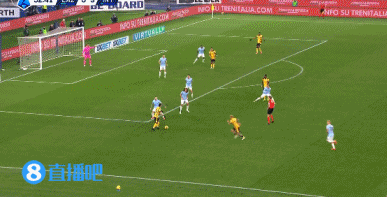 邓弗里斯对阵拉齐奥时,高高跃起头球破门