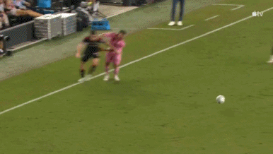 Assande ngã trong vòng cấm, không có penalty