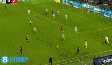 阿薩莫阿被推撞到廣告牌！前田浩二怒批：重慶這么想贏？不丟人嗎