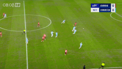 这球竟然没进!胡荷韬单刀过掉门将后未能射门,错失空门良机