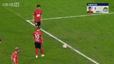 胡荷韬进球刚刚被吹!严鼎皓直接任意球破门,蓉城1-0领先河南!