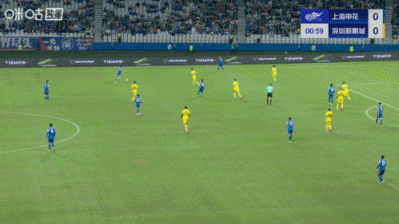 半场:申花1-0新鹏城,实时积分距榜首2分,路易斯开场2分钟建功
