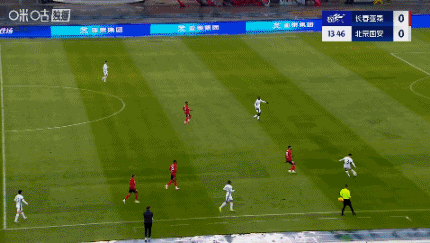 不在状态，王刚边线接传球没停到，球直接滚出界