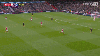 可惜了機會！姆伯莫長傳，舍什科停球太大直接給了對方門將