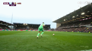 錯失單刀！薩卡單刀機會想搓射遠角，被門將撲出