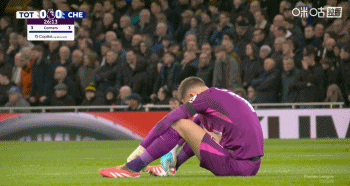 可别再伤了，维卡里奥出现不适，简单治疗后继续比赛