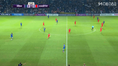 差点丢球！对方前锋比素利门前无人盯防，抢点射门打偏