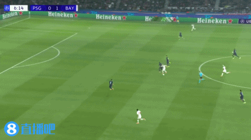 拜仁前场配合打入禁区，帕乔关键解围