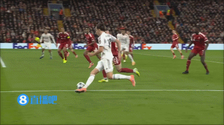 卡雷拉斯突破，禁区内与布拉德利对抗后双双倒地，裁判没有表示