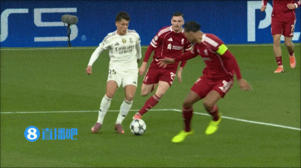 居莱尔在罗伯逊防守下禁区内倒地，裁判没有表示