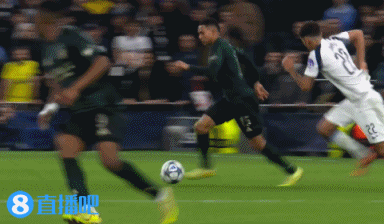 危险动作！约翰逊铲球亮鞋钉踢到洛佩斯跟腱位置，被改判红牌罚下