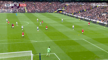 有点离谱...拉门斯开场漏球低级失误送角球 抬手示意“我的我的”