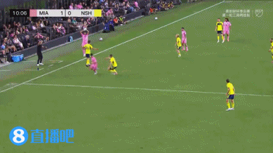 步频超快！慢镜头回放：梅西盘带后在对手补防缝隙中破门