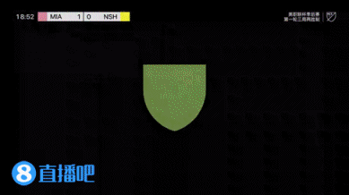 技术细腻！梅西被纳什维尔一名球员拉着，又穿裆了另一名球员